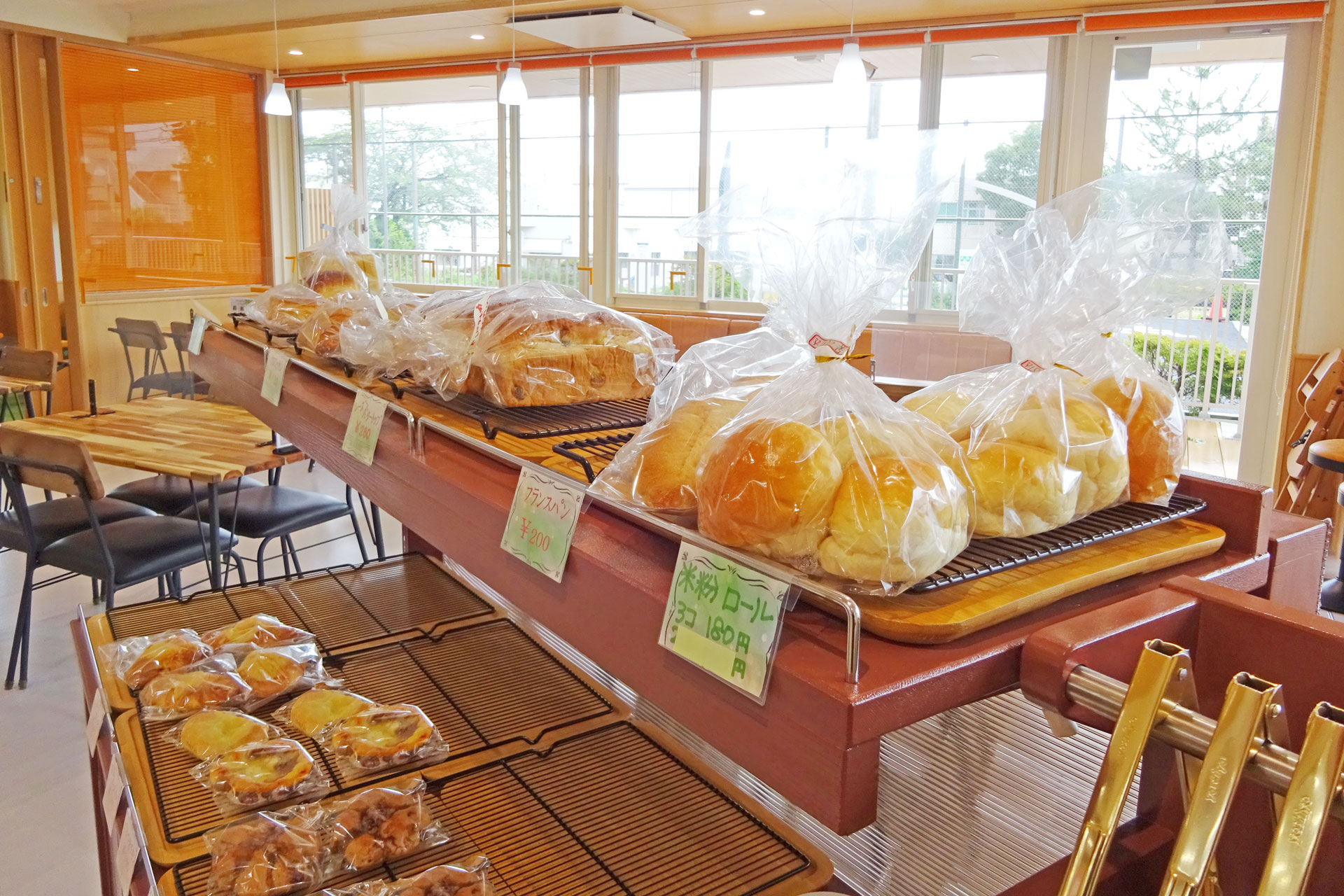 手作りパンの販売コーナーには、定番の「メロンパン」や「あんぱん」の他に、お腹にしっかりたまる惣菜パン。季節の野菜や果物を使った季節限定商品などが並べられています。