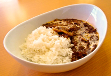 ランチメニューにパスタ類、カレーライス、オムライスをはじめ、期間限定の季節メニューを取り揃えています。